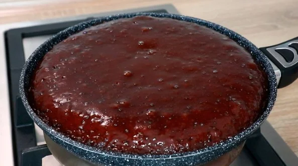 Čokoladni Kolač iz Tiganja Bez Jaja i Mleka: Najjeftiniji i Najmekši Desert!