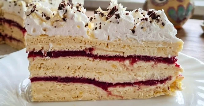 Rozen torta sa jagodama: Najkremastije biskvitno iskušenje koje biva kruna svake trpeze