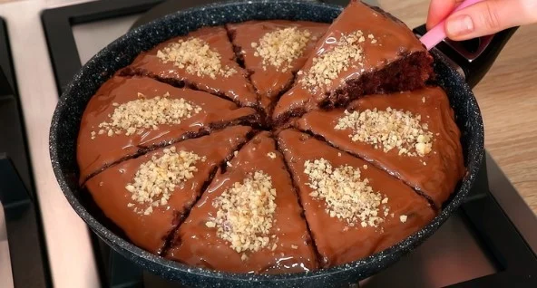 Čokoladna Torta iz Tiganja za 5 Minuta: Sve se Muti u Jednoj Posudi!