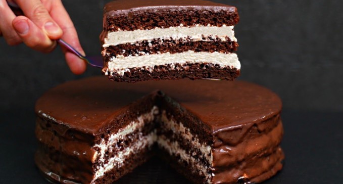 Čokoladna torta sa pavlakom – Neverovatno ukusna i sočna domaća torta!