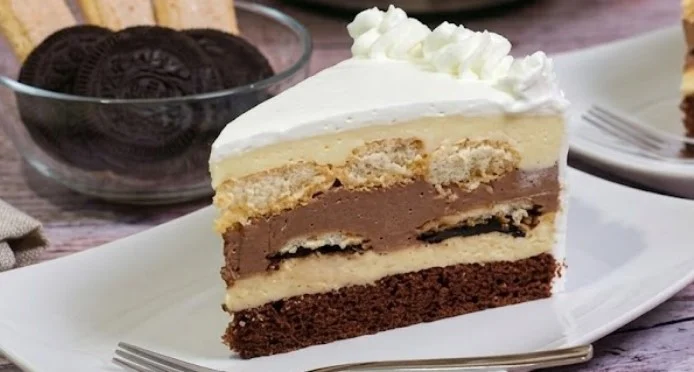 Brzi ledeni vjetar bez pečenja: Kremasta biskvitna čarolija sa svježim voćem