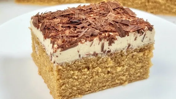 Preukusni Kolač sa Kafom: Vazdušast Biskvit i Najkremastiji Fil!