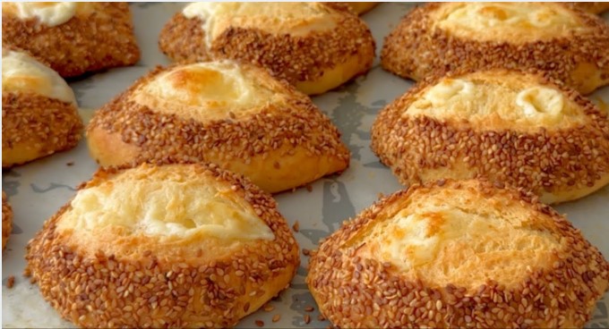 Domaće Simit pogačice sa kačkavaljem (Bez kvasca, gotove za 10 minuta!)