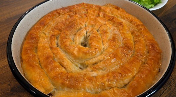 Burek sa Gotovim Korama i Dve Vrste Mesa: Ovaj Ukus Morate Probati!