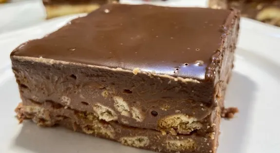 Brzi Čokoladni Kolač Bez Pečenja iz Jedne Posude: Stara Dobra Poslastica!