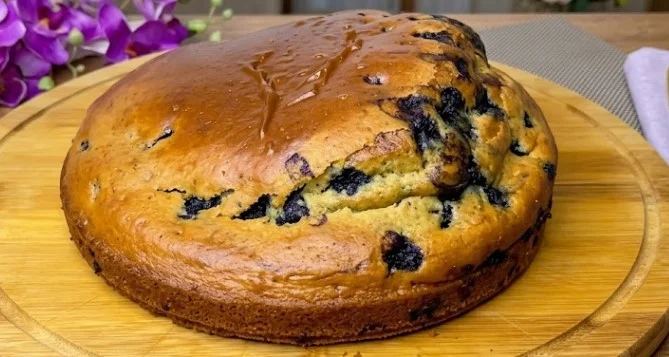 Vazdušasti biskvitni kolač sa borovnicama: Mliječna bazična čarolija koja prkosi decenijama