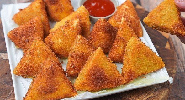 Hrskave Samosa Trouglice sa Krompirom: Brz i Lak Recept za Grickalice!