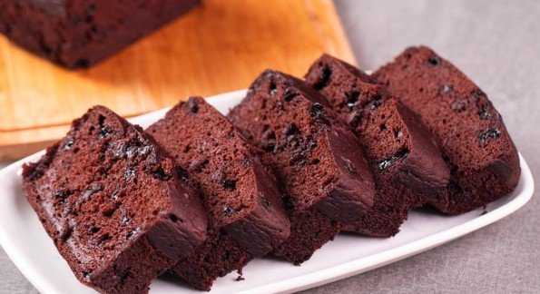 Čokoladni Kolač sa Urmama i Bananama: Bez Šećera, Bez Jaja i Bez Rerne!
