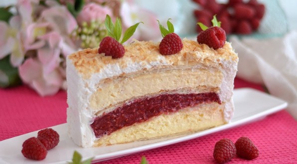 Osvežavajuća Lisnata Torta sa Malinama i Vanilom