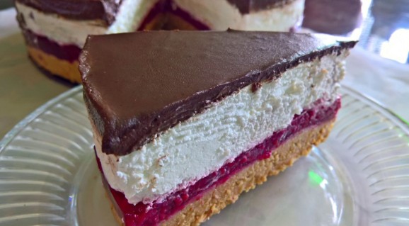 Fantastičan Kolač sa Malinama i Čokoladom Koji Morate Probati!