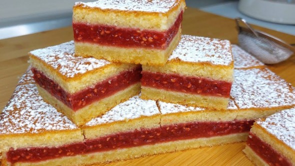 Brzi i Jednostavni Kolač sa Malinama: Sve se Peče Zajedno!