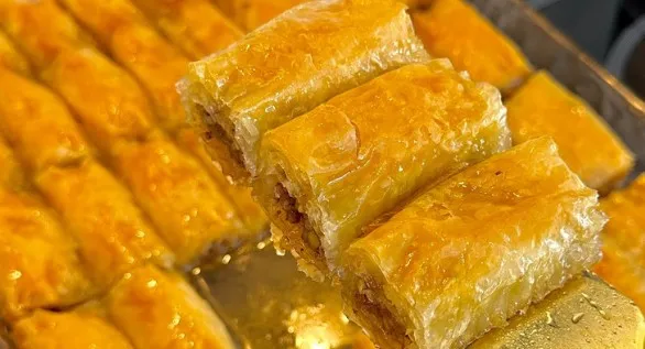 Brza Rolovana Baklava sa Gotovim Korama: Spremna za Samo 5 Minuta!