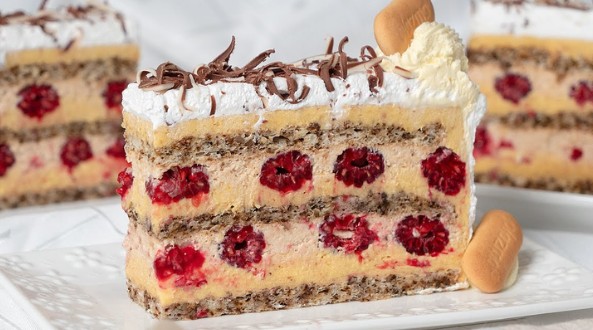 Torta Plazmalina: Naš Najtraženiji Recept sa Malinama i Plazmom!