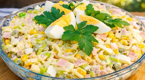 Božićna Salata Koju Će Vaša Porodica Obožavati: Neverovatno Laka i Ukusna!