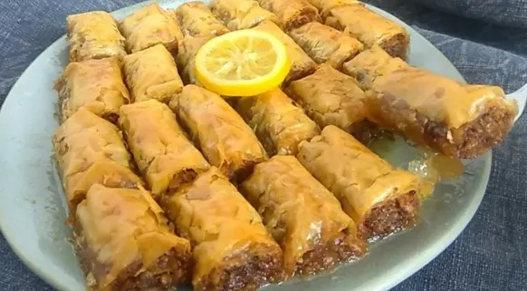 Sočne Baklava Rolnice sa Orasima: Bogat Recept Koji se Topi u Ustima!