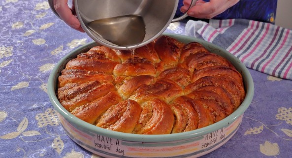 Najbolji Starinski Recept: Slatka Pogača sa Orasima i Sirupom!