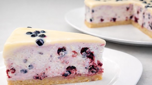 Lila Torta sa Borovnicama: Kremasto Čokoladno Savršenstvo Koje se ne Peče!