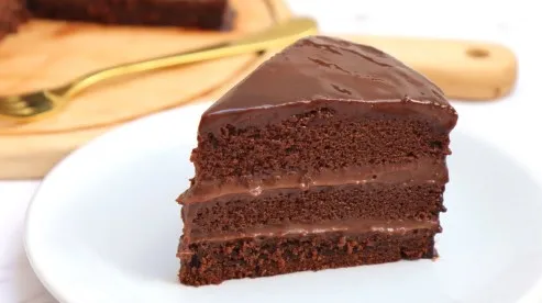 Najsočnija Čokoladna Torta: Tri Sloja Savršenstva Bez Jaja i Slatke Pavlake!