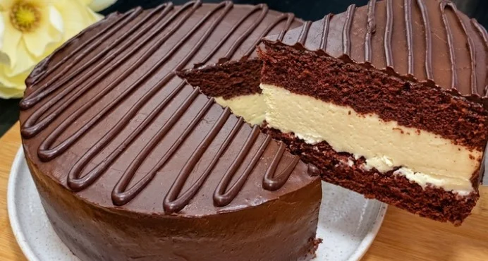 Čokoladna torta koja obara s nogu sa svilenkastom mlečnom kremom i glazurom