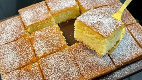 Babina Revanija sa 4 Jaja: Neverovatno Mekan i Aromatičan Starinski Kolač!