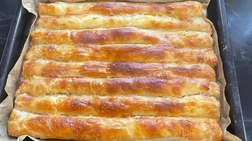 Domaći Burek sa Sirom: Bolji Nego iz Pekare uz Lako Razvlačenje Kora!