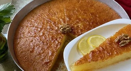 Tradicionalna Revanija: Sočan i Bogat Starinski Kolač Koji se Topi u Ustima!