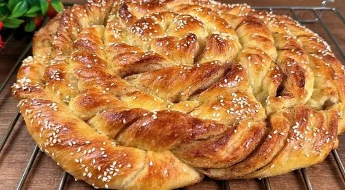 Praznična Pogača sa Cimetom: Meko Testo Bez Mešenja Koje Se Topi u Ustima!