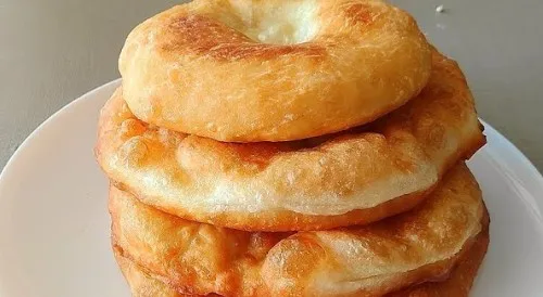 Starinske Pržene Lepinje: Bakin Recept za Najmekše Pecivo Koje Ne Upija Ulje!