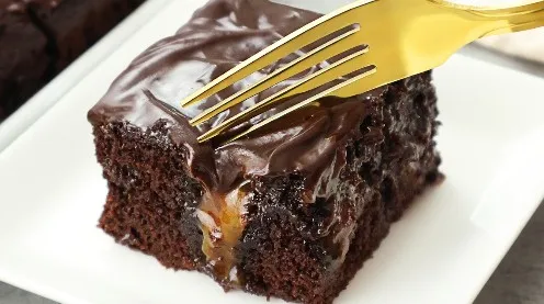 Najbolji Čokoladni Kolač sa Bogatim i Sočnim Karamel Punjenjem!