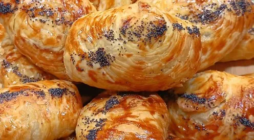 Hrskava Domaća Samsa sa Mesom: Slojevito i Sočno Pecivo Koje Oduševljava!