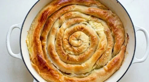 Savršena Domaća Sirnica: Hrskava Pita Savijena u Krug Koja Osvaja Ukusom!