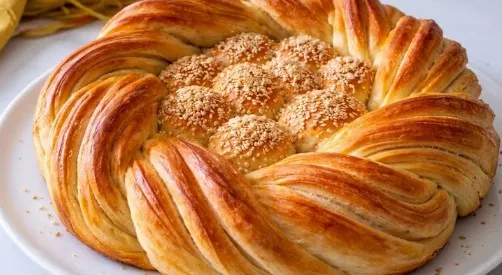 Uskršnja Pamuk Pogača: Dekorativno i Preukusno Praznično Pecivo!