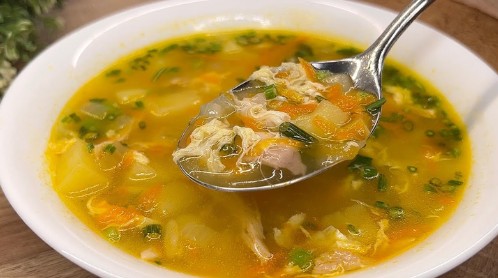 Bakina Domaća Pileća Supa: Okrepljujući Recept Koji Vraća u Detinjstvo!