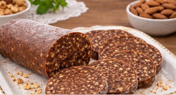 Posna čokoladna salama sa lešnicima: Brza biskvitna poslastica koja biskvitno osvaja svakim zalogajem