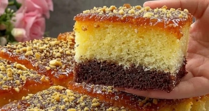 Dvobojna biskvitna čarolija za pet minuta: Mliječni kolač koji biskvitno osvaja toplinom doma