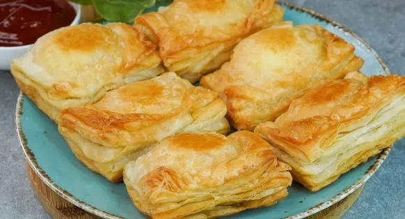 Brzi Lisnati Jastučići sa Jajima: Hrskavi Domaći Zalogaji za 15 Minuta!