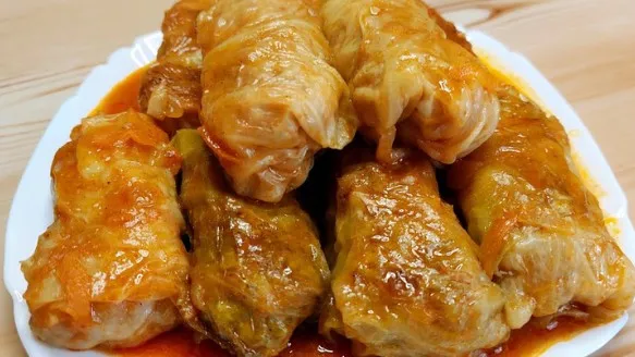 Nežne i Sočne Sarme od Mladog Kupusa: Najbolji Recept Koji Nestaje sa Stola!