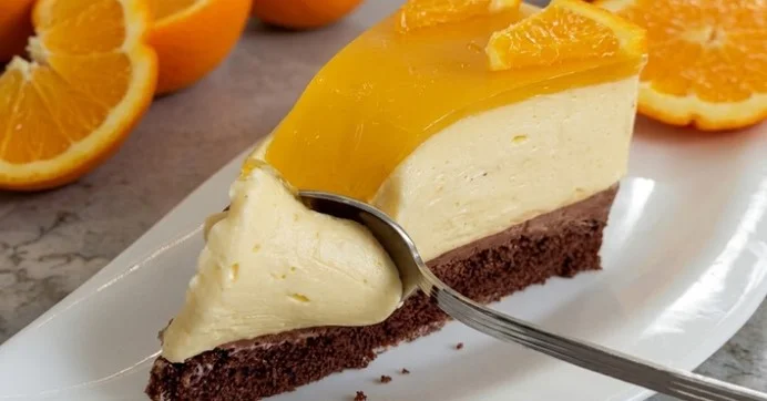 Osvežavajuća mliječna narandža torta sa krem sirom i biskvitnim ganaš prelivom