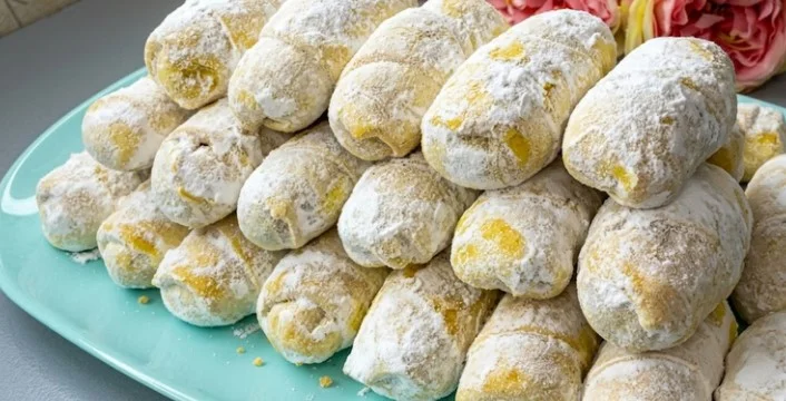 Mekane biskvitne rolnice sa orasima koje bazično mirišu na domaći mliječni sladoled