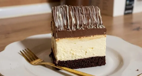 Kremasti Banana Kolač: Savršen Spoj Čokolade, Vanile i Voća!