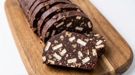 Brza čokoladna salama sa keksom i orasima: Savršen nepečeni desert