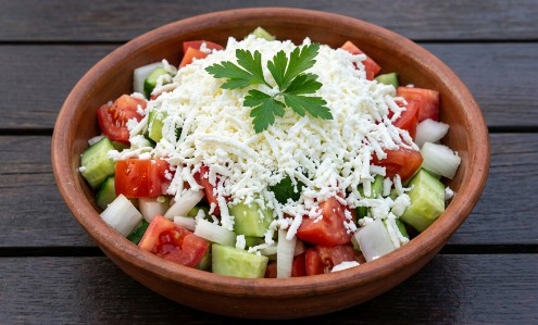 Domaća Šopska Salata: Osvežavajući Klasik Balkanske Kuhinje