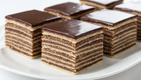 Klasična Rozen Torta: Savršen Slojeviti Dezert