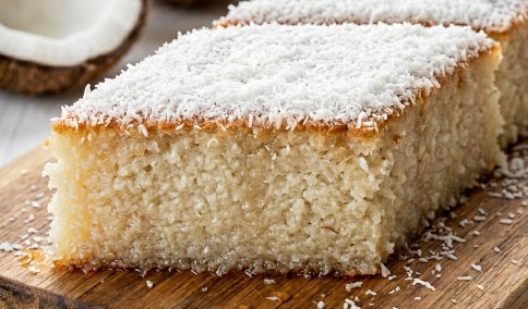 Kokos Ravanija: Neverovatno Sočan i Mirisan Zaliveni Kolač