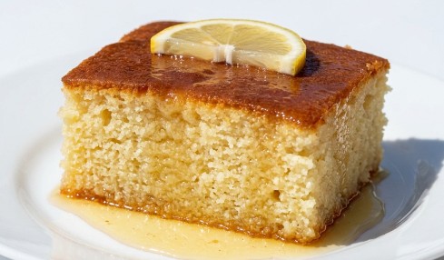 Sočna Ravanija sa Limunom: Osvežavajući Zaliveni Kolač Koji Se Topi U Ustima