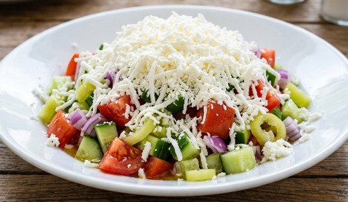 Osvežavajuća Šopska Salata: Savršen Letnji Prilog