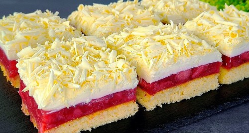 Topivi Kolač sa Jagodama i Belom Čokoladom