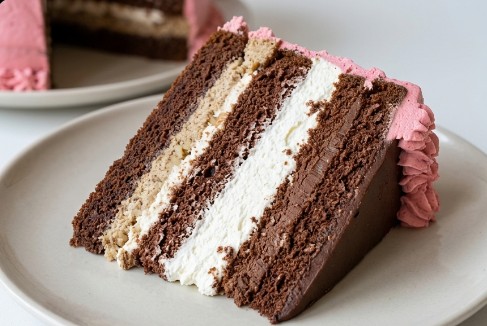 Svečana Torta: Raskošni Desert Na Više Slojeva