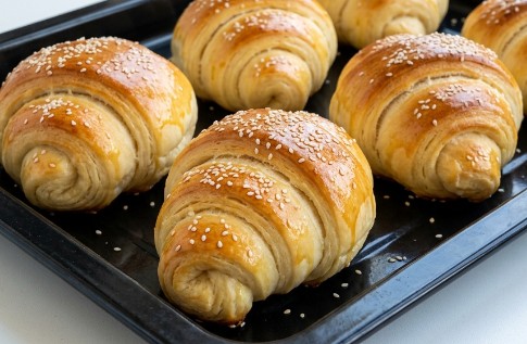 Mekane Domaće Kiflice sa Sirom: Recept za Savršeno Pecivo