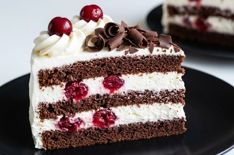 Švarcvald Torta: Kraljica Čokoladnih i Voćnih Deserta